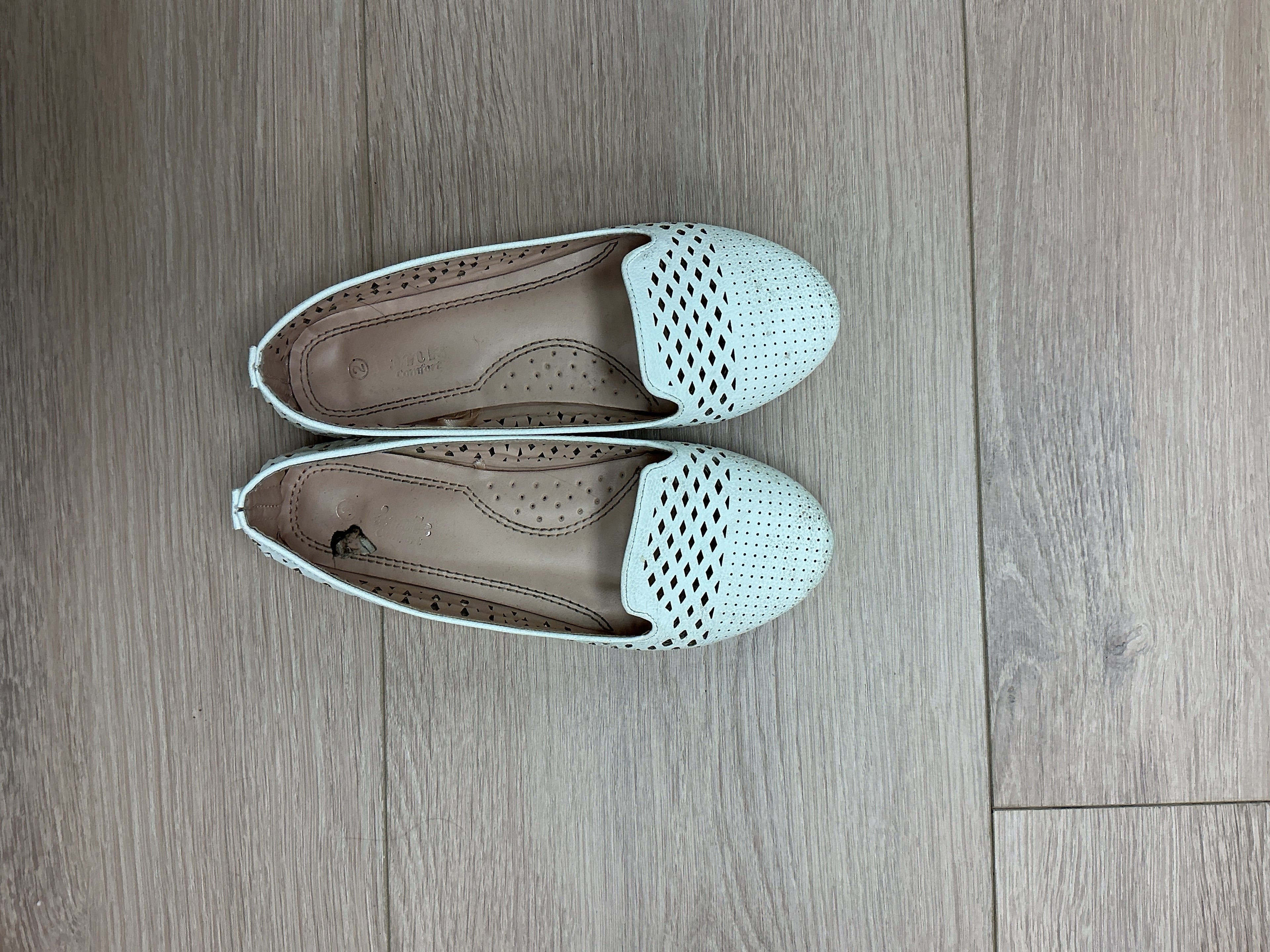 Link white shoes size  2