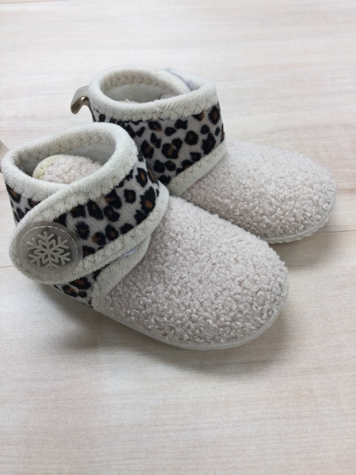 Unknown Boots 5/6C White and Leopard print