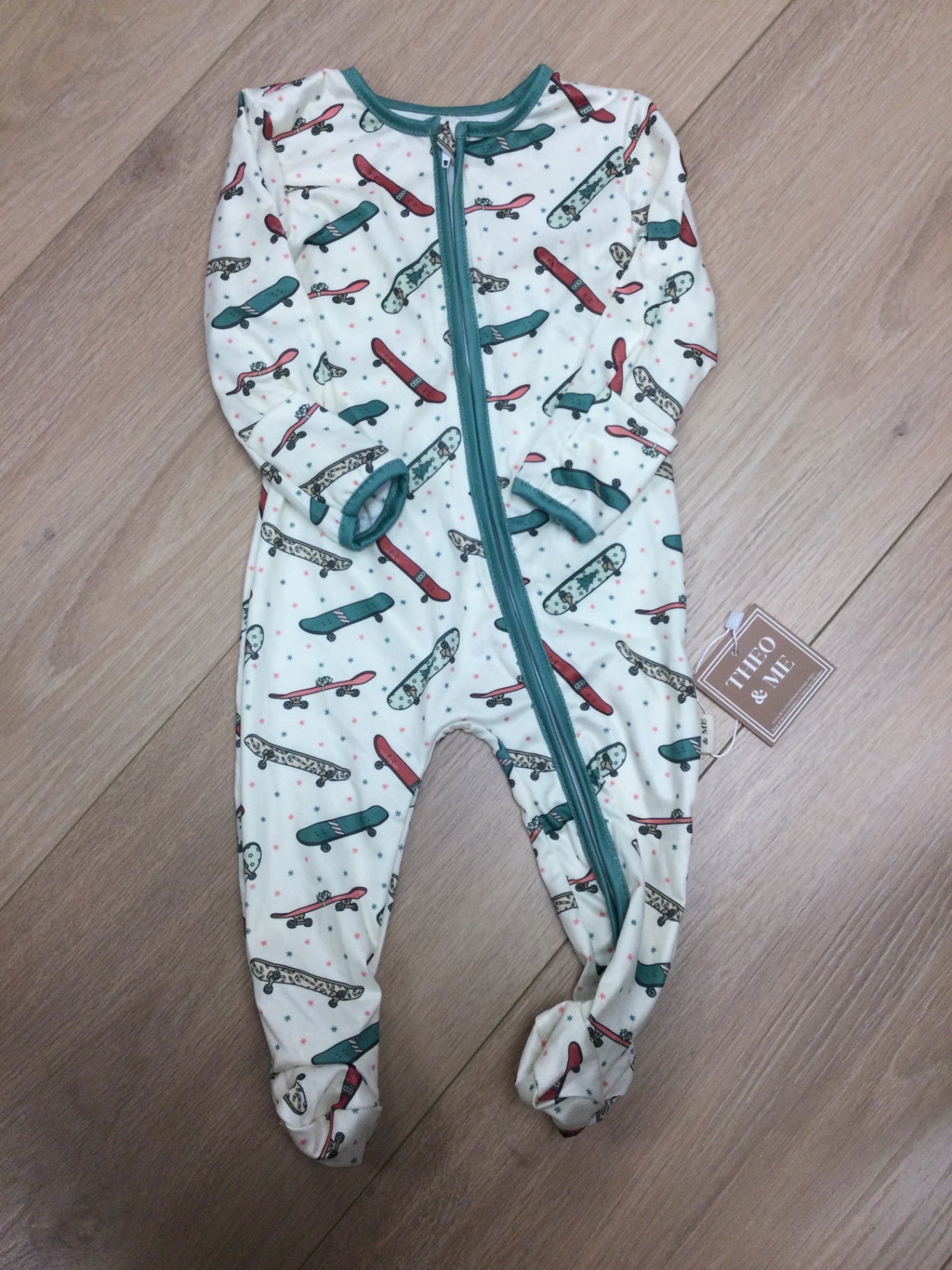 THEO & ME One piece 6-12M White with skateboard print