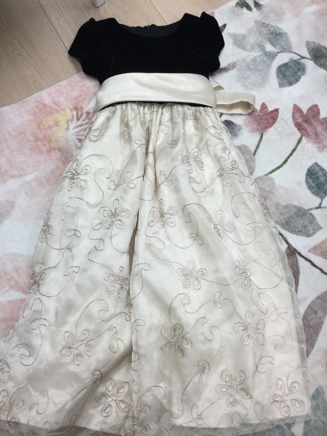 Cinderella Kids dress 7Y Cream/Beige and Black