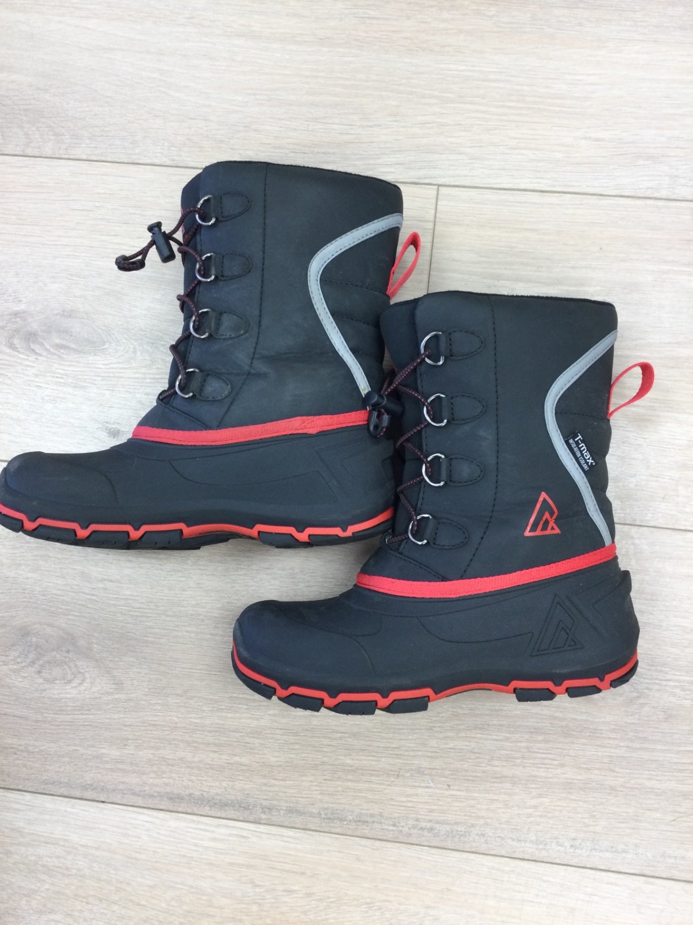 Ripzone Winter Boots 4Y Black with red and gray accents