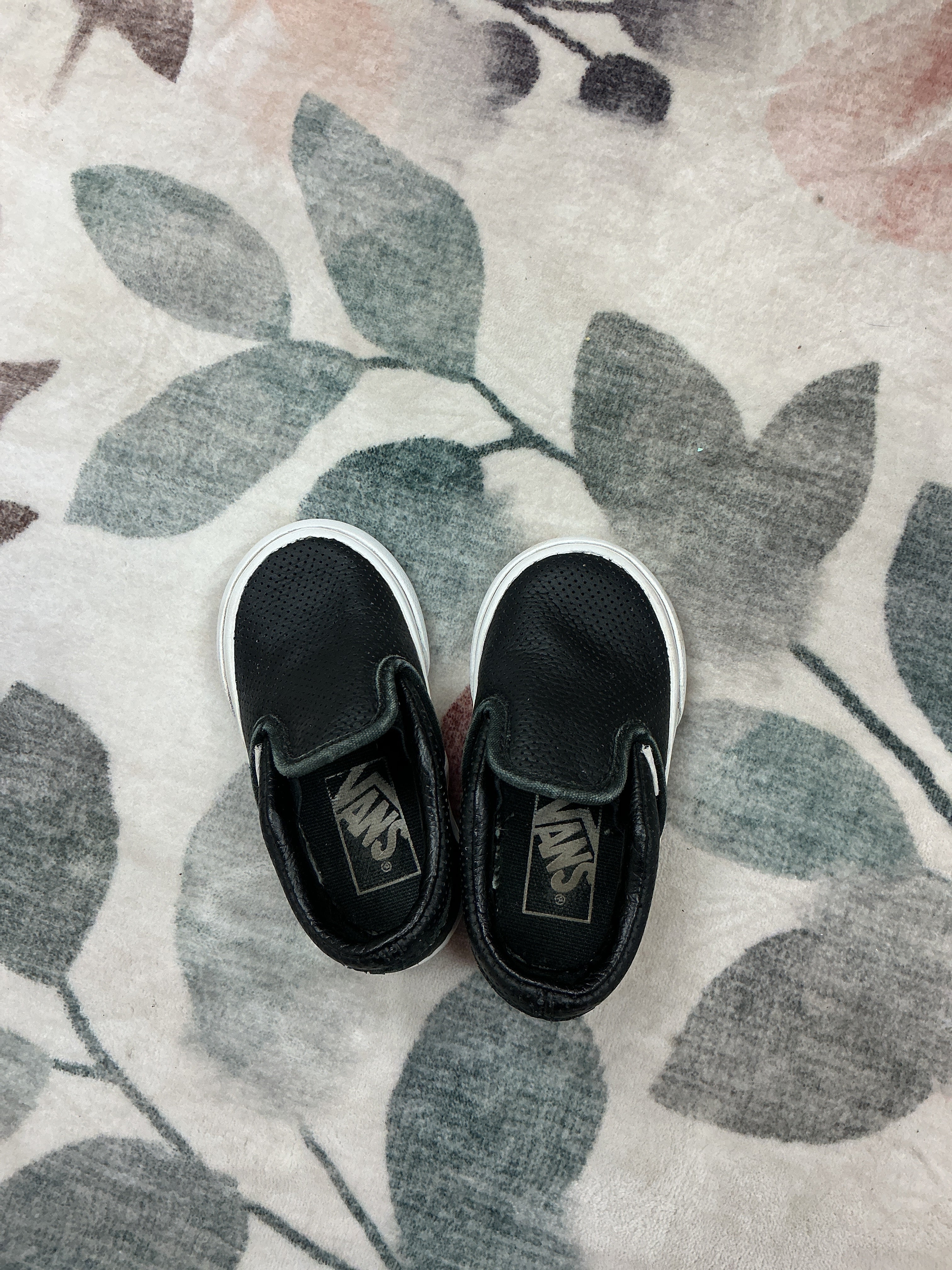 Old navy fuzzy boots size 6-12M
