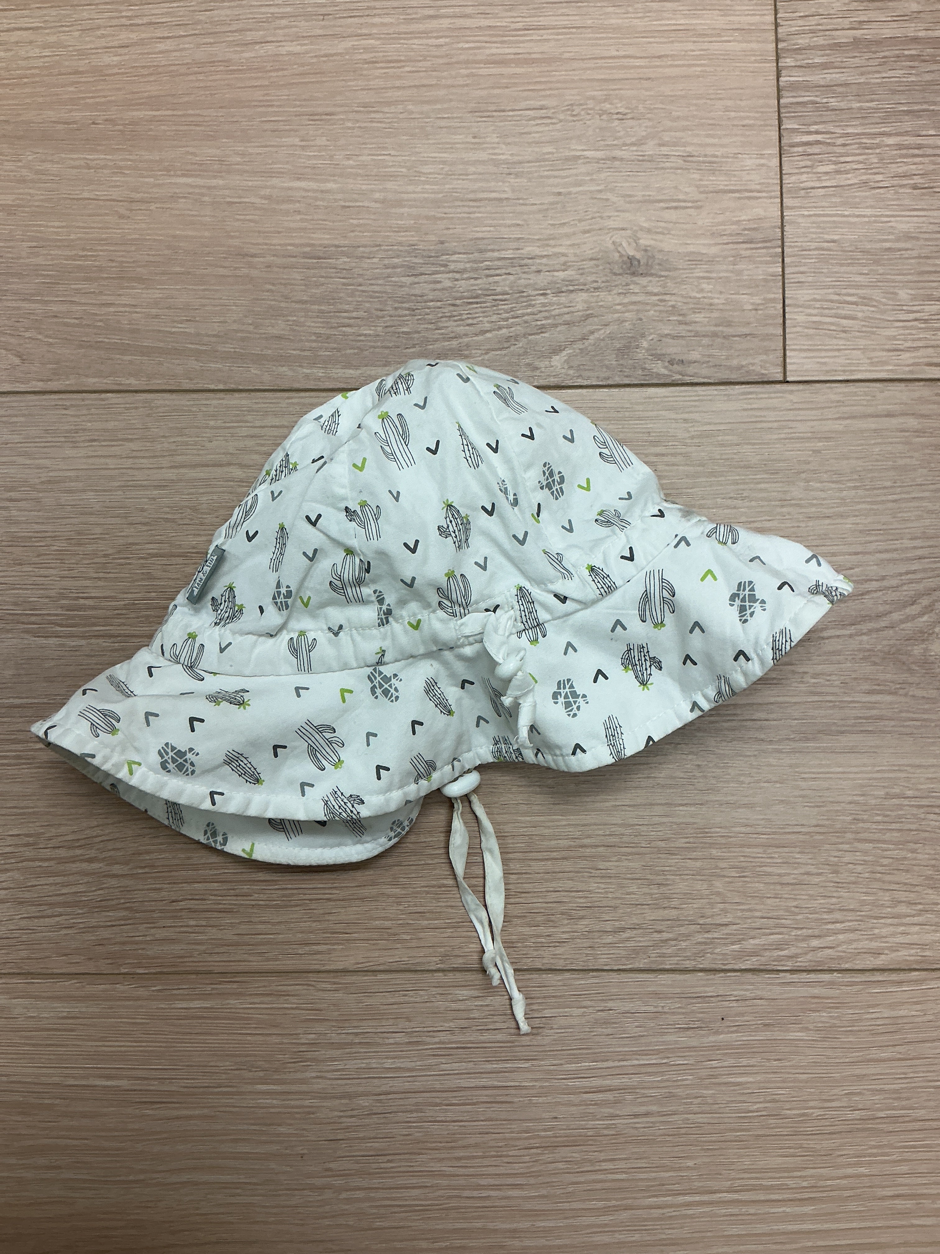 Jan and Jul white cactus bucket hat size medium