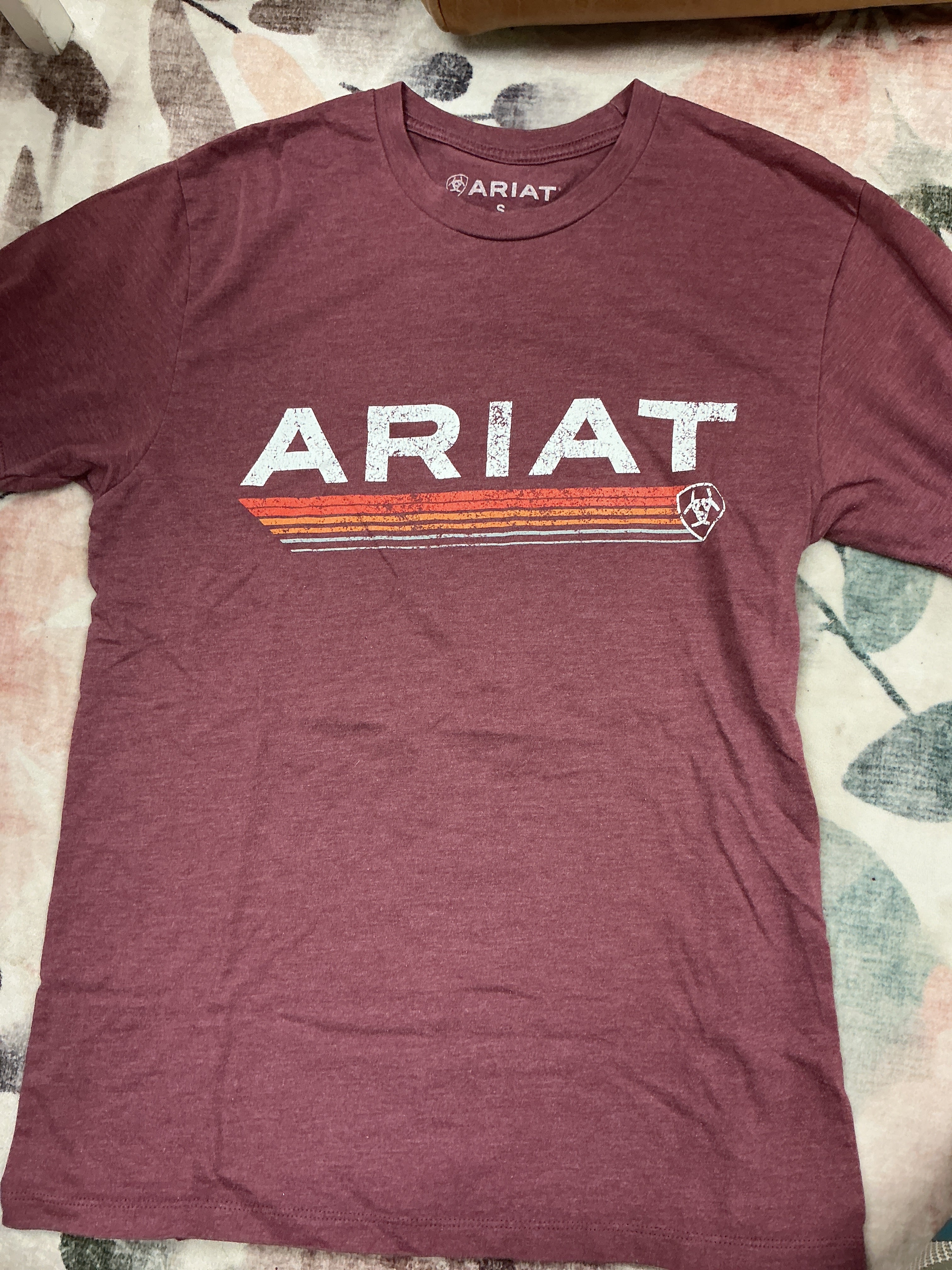 ARIAT maroon Tshirt S