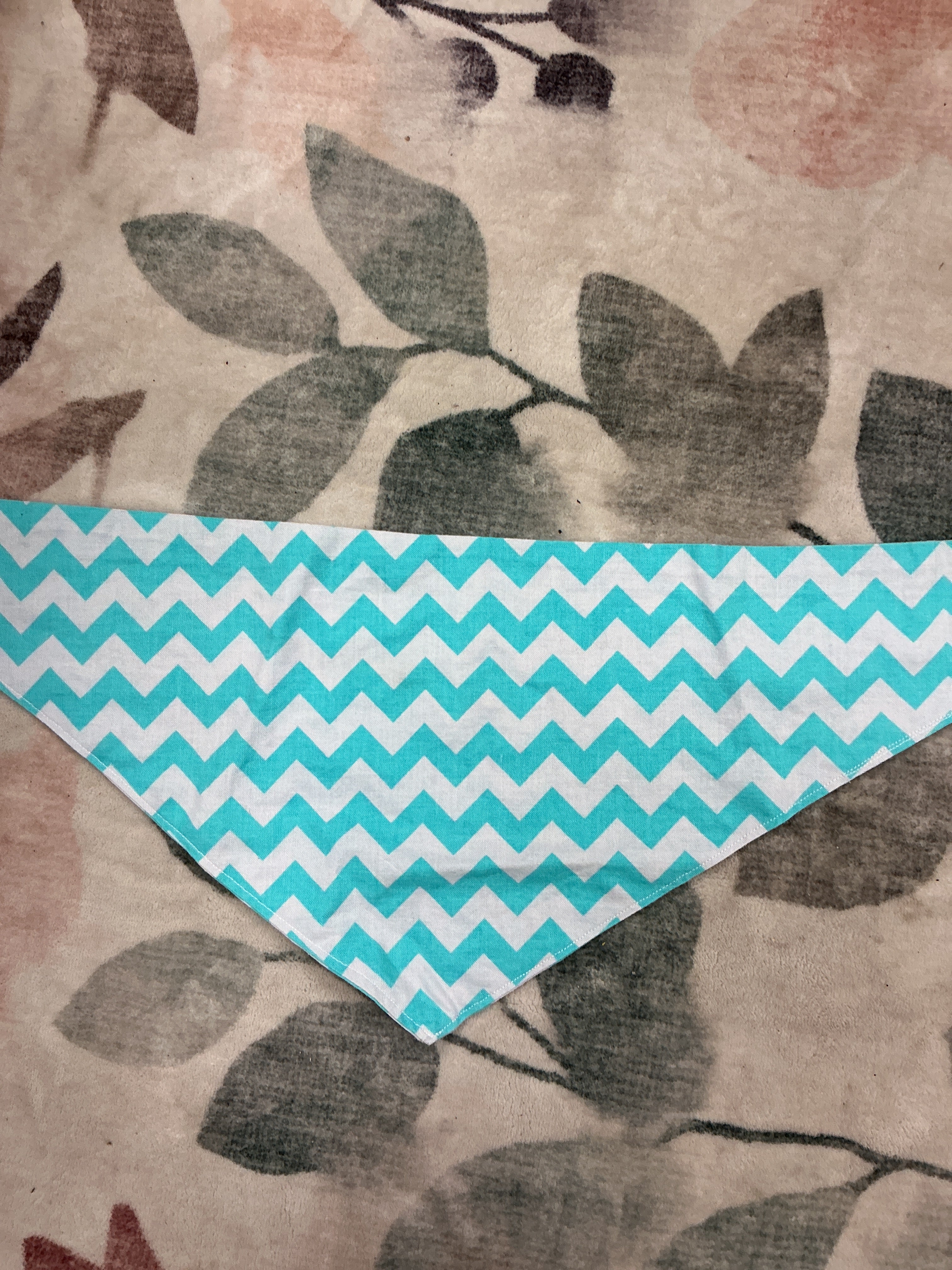 Blue/white zig-zag bib 6-12M