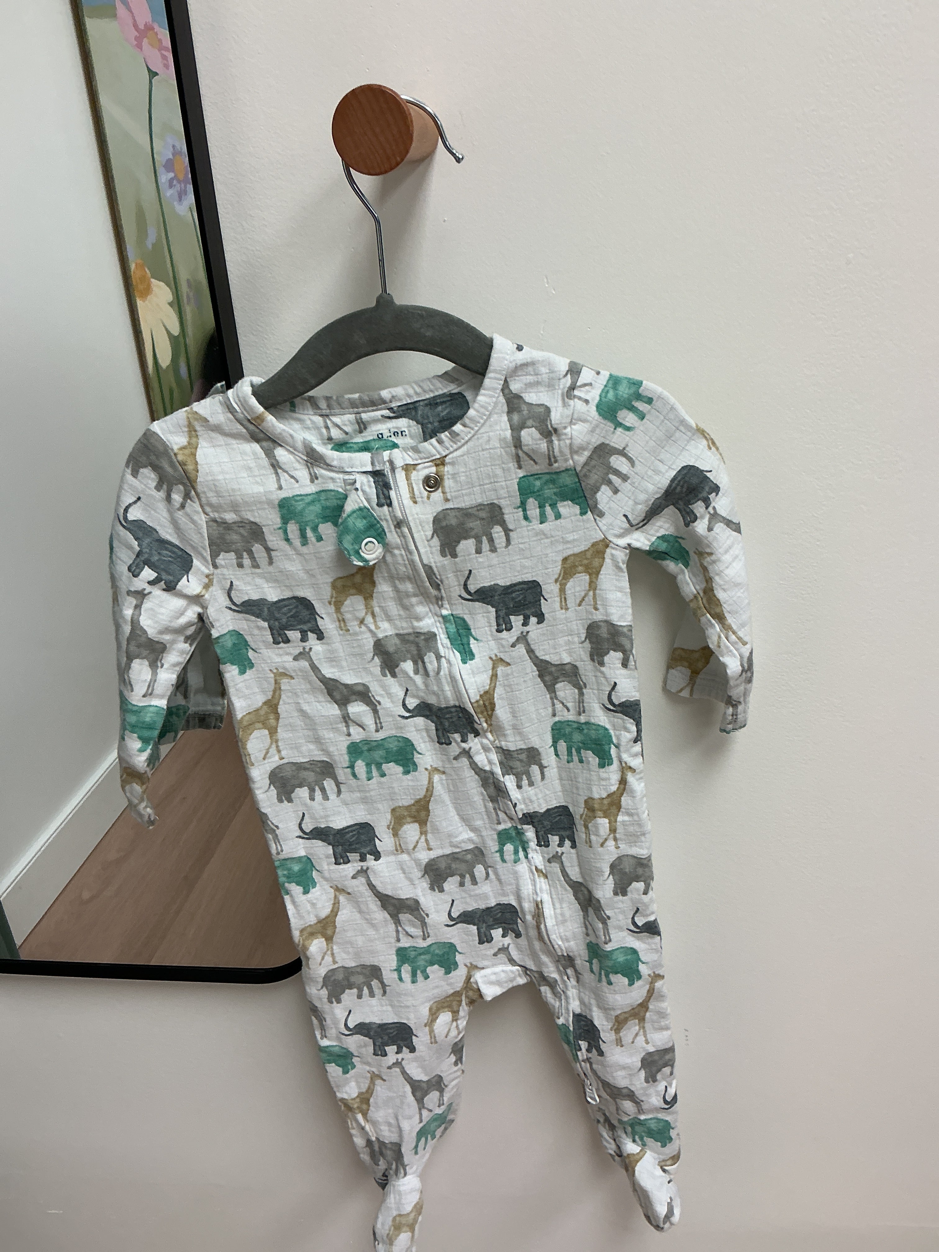 White elephant and giraffe sleeper size 6-9M